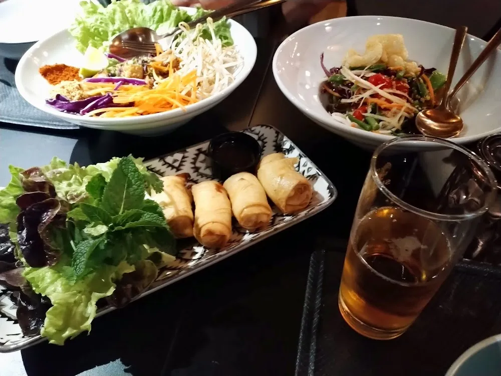 Phad Thai Aux Légumes Tofu Nems Aux Corvettes Salades Papaye Verte